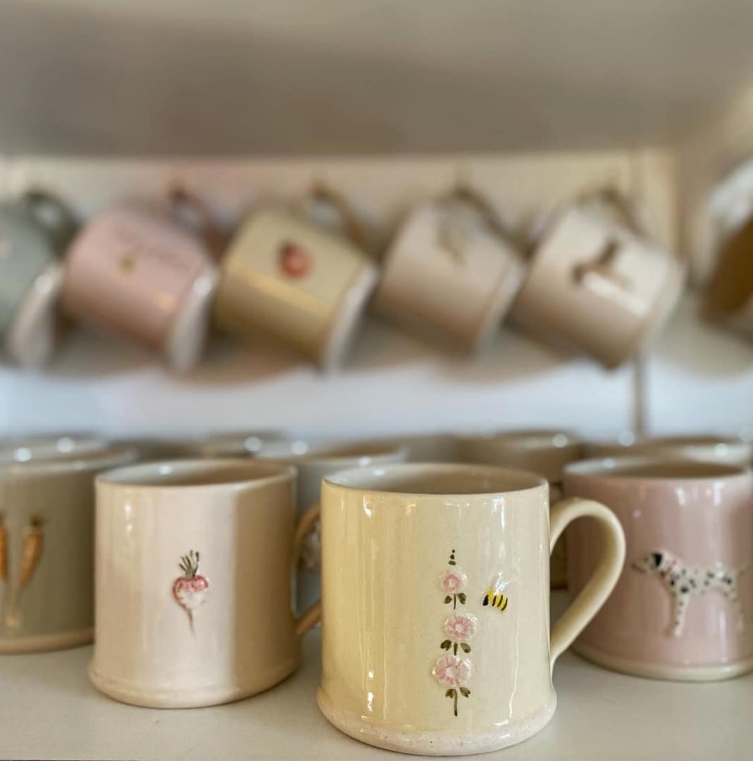 Handdrejad mugg i lergods - Bild 4