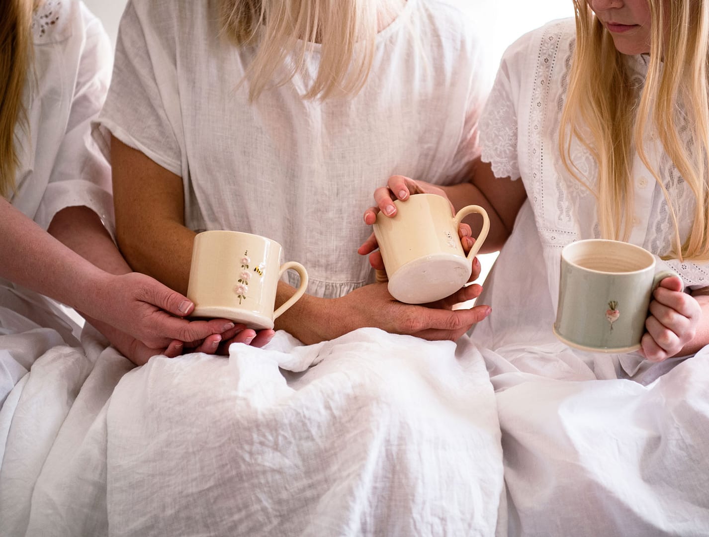 Handdrejad mugg i lergods - Bild 2