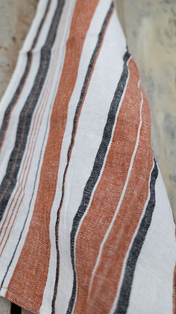 kökshandduk i randigt linne närbild