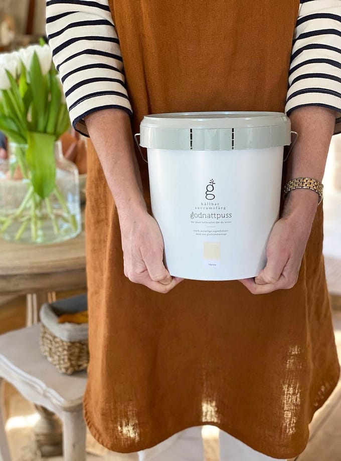 Godnattpuss Sovrumsfärg Vårvisa färgburk i 100% återvunnen plast||Godnattpuss Sovrumsfärg Vårvisa färgprov|Godnattpuss sovrumsfarg i morgonljus|Godnattpuss sovrumsfarg i kvällsljus|Dikten Vårvisa av Karin Boye