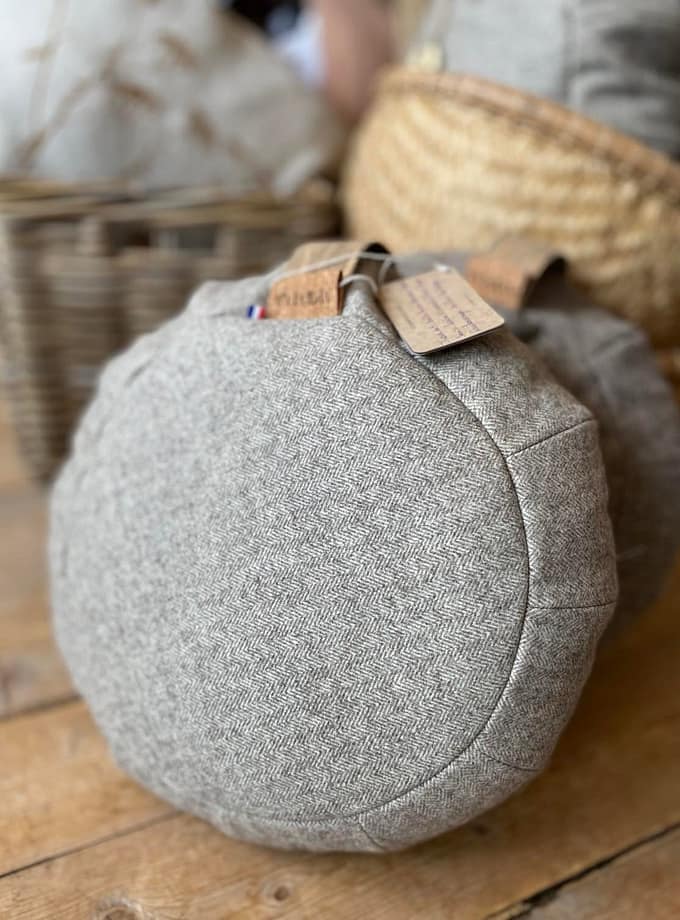 handgjord i ull med chevron mönster|handgjord meditationskudde i ull med korkbollar som stoppning|meditaionskudde handgjord i ull|meditationskudde i ull