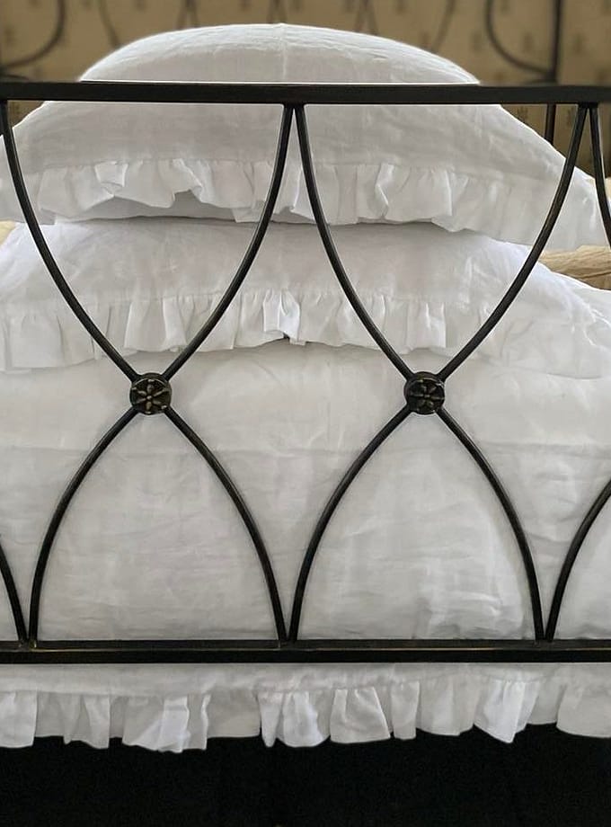 påslakan med volang i vitt tvättat linnelinne|påslakan i tvättat linne med volang|påslakan i vitt linne i sovrummet|påslakan i vitt linne ihopvikt på en bänk