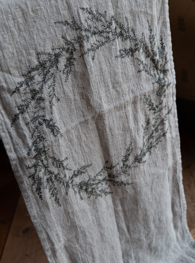 löpare i oblekt linne draperad på ett bord