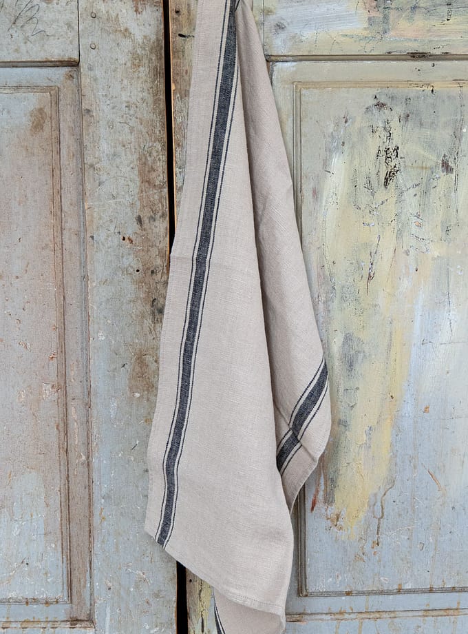 kökshandduk i linne hängande på en krok