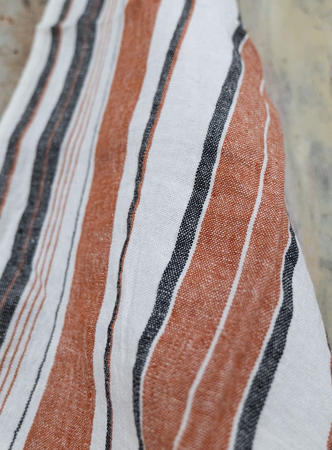 kökshandduk i randigt linne närbild