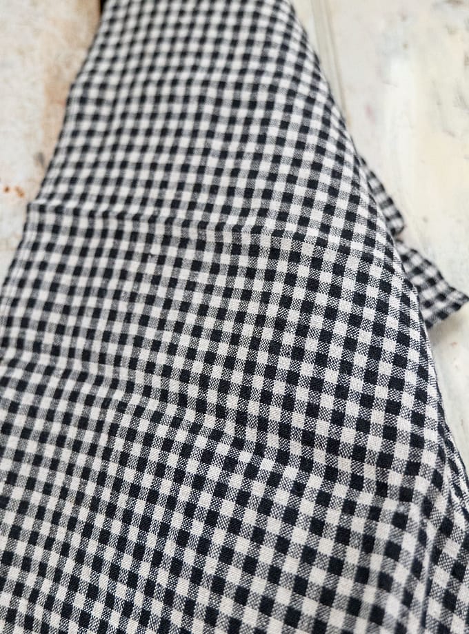 svart rutig kökshandduk närbild