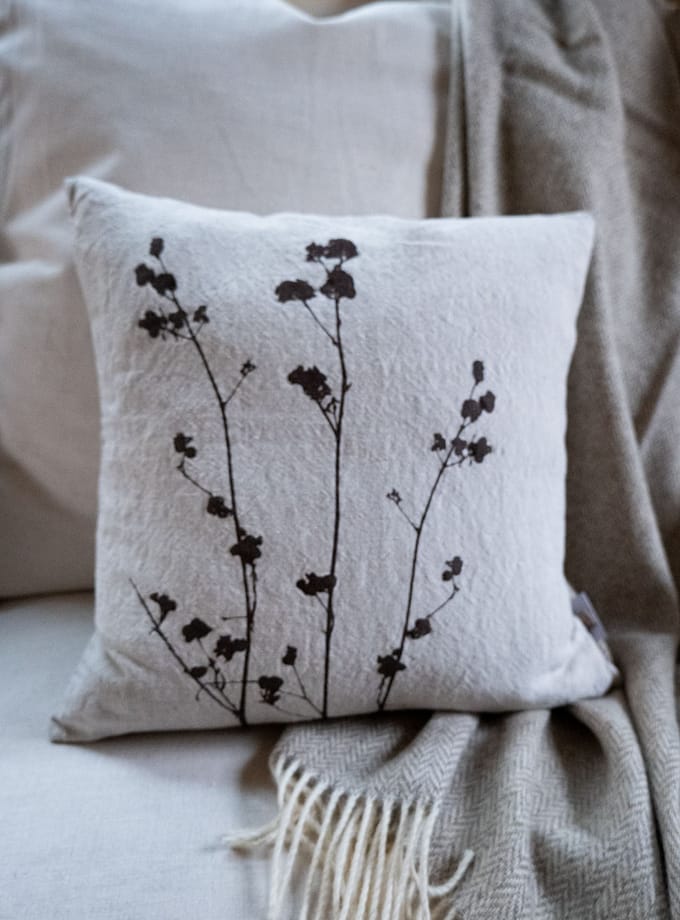 linnekudde i oblekt linne med tryckt motiv i ett botaniskt mönster (i mörk chokladbrunt)