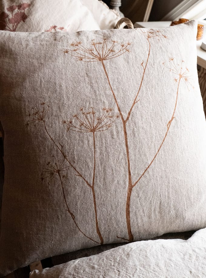 närbild på linnekudda med dillkronor som motiv