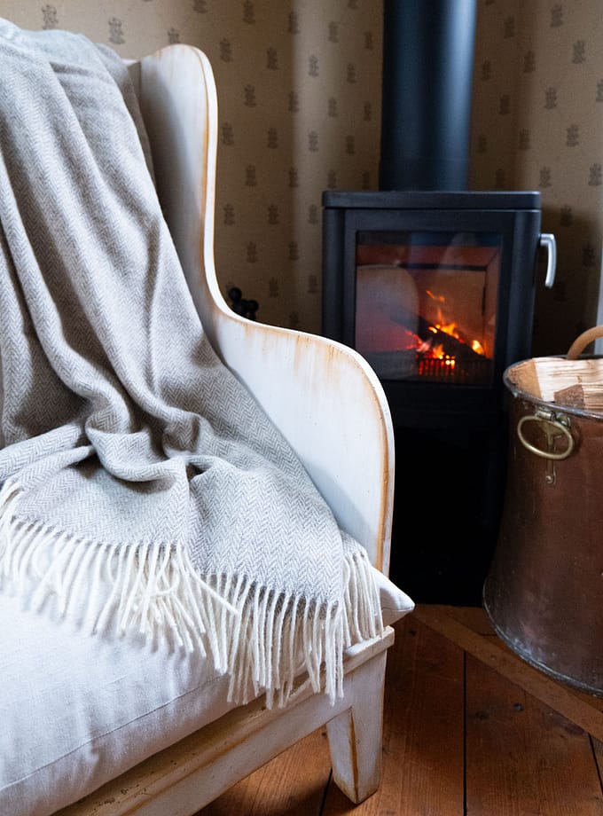 ullpläd från Ukraina i kalkstens-beige liggande i en fåltölj