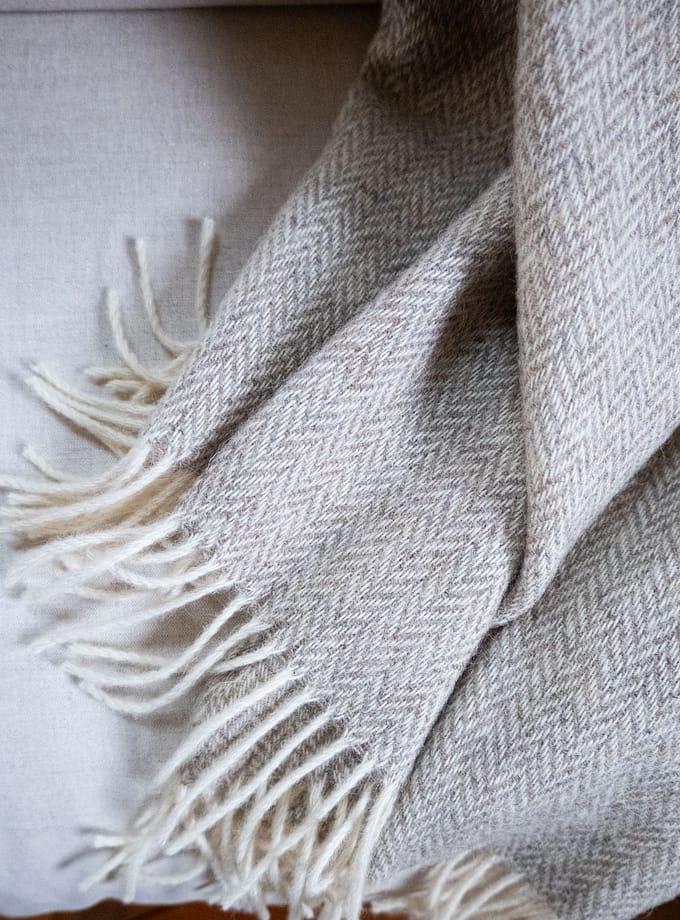 ullpläd från Ukraina i kalkstens-beige. Närbild.