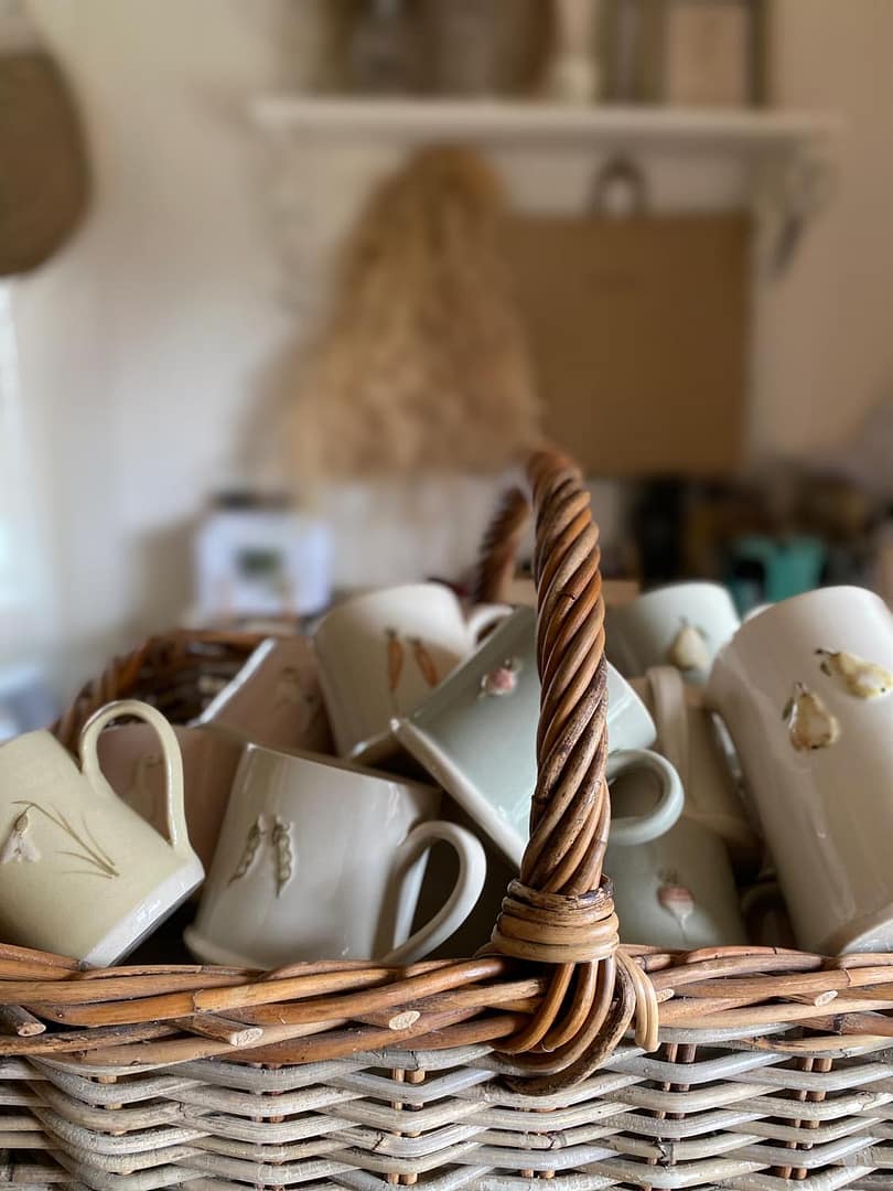 Handdrejad mugg i lergods - Bild 5