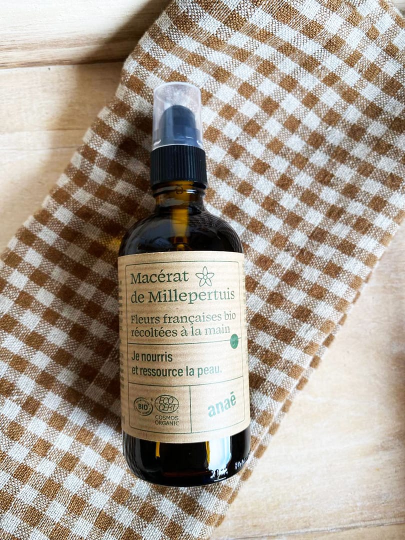 brun glasflaska med johannesörtsolja och en etikett på franska