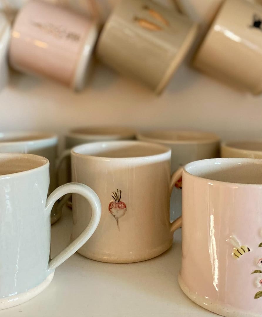 mugg med beta dekoration||mugg snödroppe|muggar på hyllan|muggar samlade i en korg